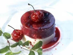Panna cotta mit Kirschen