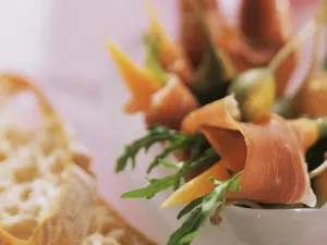 Parmaschinkenröllchen mit Karotte und Rucola