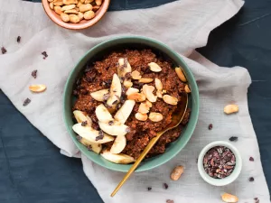 Porridge mit Banane Schokolade und Erdnüssen Porridge mit Banane Schokolade und Erdnüssen