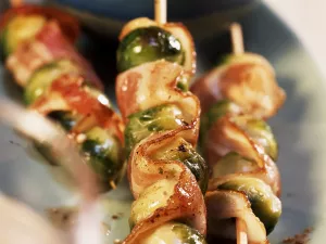 Rosenkohl-Schinken-Spieße 3 Rosenkohl-Schinken-Spieße auf einem Teller