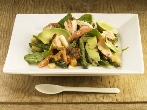 Spargelsalat mit Avocado und Lachs