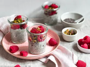 Stracciatella-Chiapudding mit Himbeeren und Pistazien Chiapudding im Glas mit Himbeeren
