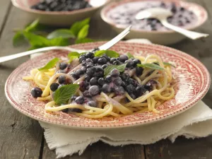 Süße Pasta mit Blaubeersauce Süße Pasta mit Blaubeersauce