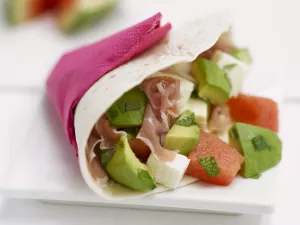 Tortilla mit Rohschinken, Avocado und Wassermelone Rezept