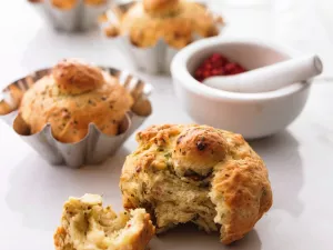 Vegane Brioches mit rosa Pfeffer und Kräutern