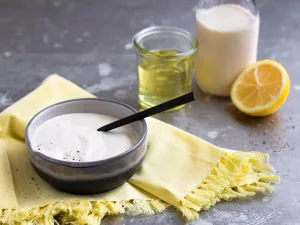 Vegane Mayonnaise Graue Schale mit Mayonnaise