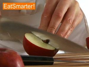 Einen Apfel vierteln und entkernen