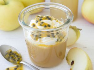 Apfelmus mit Joghurt und Maracuja