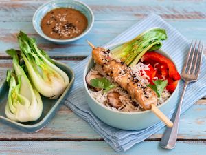 Asia-Bowl mit Basmati-Reis, Hähnchenspießen, Pak Choi, Shiitakepilzen, Paprika und Sesamsauce Rezept