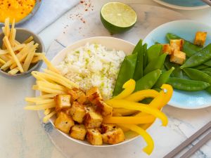 Asia-Bowl mit Limettenreis, Zuckerschoten, Tofu und Paprika-Dip Rezept