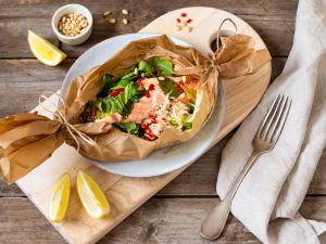 Asia-Lachs im Pergament auf Reis und Pak Choi Rezept