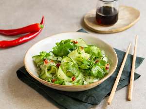 Asiatischer Gurkensalat mit Sesam Rezept