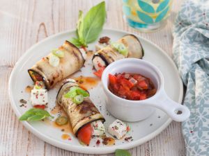 Auberginen-Röllchen mit Paprika-Salsa Rezept