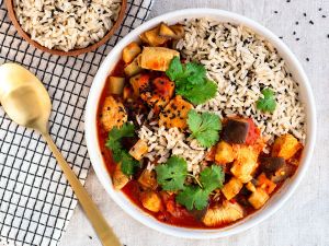 Auberginen-Tomaten-Hähnchen-Curry mit Sesamreis Rezept