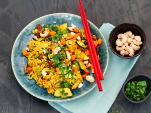 Ayurvedischer Gemüse-Reis mit Datteln und Cashewkernen Rezept