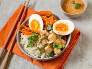 Bibimbap-Bowl mit Tofu und Ei Rezept