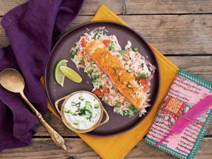 Biryani mit gegrilltem Lachs und Gurken-Minz-Raita Rezept