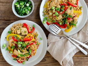 Blitzreispfanne mit Paprika, Hähnchenstreifen und Frühlingszwiebeln Rezept