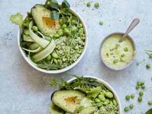 Bowl mit Brokkolireis, Avocado und Edamame Rezept
