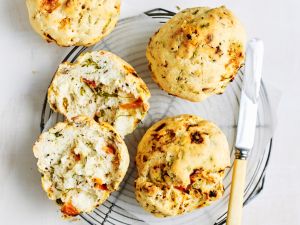 Brötchen mit getrockneten Tomaten und Basilikum Rezept