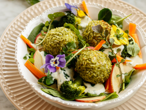 Brokkoli-Käse-Reisbällchen mit Frühlingssalat Rezept