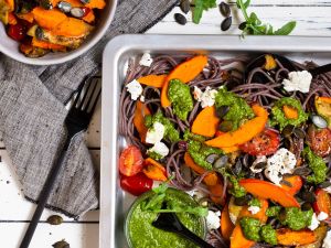 Buchweizennudeln mit Gemüse und Rucola-Matcha-Pesto Rezept