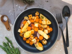 Bunte Gemüsepfanne mit mediterranen Kräutern Rezept