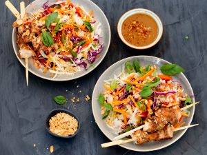 Bunter Reissalat mit Hähnchenspießen und Erdnuss-Dressing Rezept
