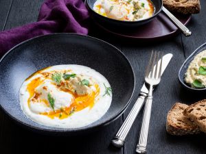 Cilbir mit Pesto-Minz-Topping und Joghurt Rezept