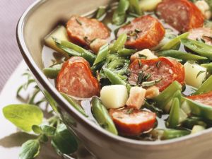 Bohnen grün und gelb mit Knoblauch-Speck-Bröseln Rezept | EAT SMARTER