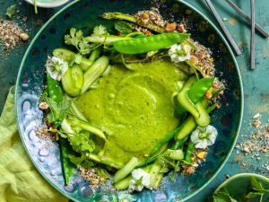Erbsen-Minz-Suppe mit grünem Gemüse Rezept