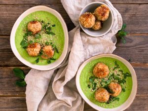 Erbsen-Minz-Suppe mit Reis-Sesam-Bällchen Rezept