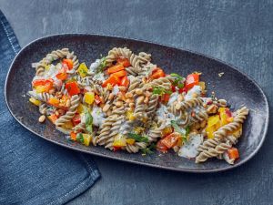 Erbsennudeln mit Paprika und Pinienkernen Rezept