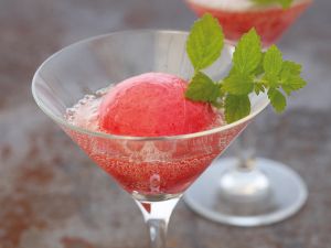 Erdbeer-Melissensorbet im Rosé-Sekt Rezept