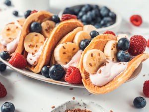 Erdbeer-Pancakes mit Heidelbeeren und Himbeeren Rezept