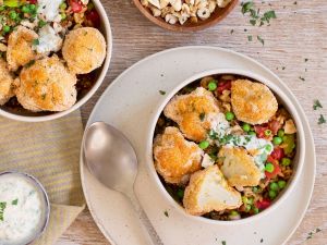 Feelgood-Linsen-Bowl mit Blumenkohl-Nuggets, Kräutersauce und Nuss-Topping Rezept