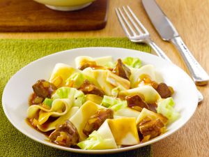 Feines Gulasch mit geröstetem Spitzkohl Rezept