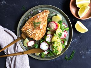 Backfisch in Mandelpanade mit Kartoffel-Radieschen-Salat Rezept