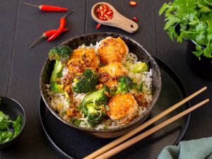 Fischbällchen mit Chili-Sauce und Brokkoli auf Koriander-Zitronen-Reis Rezept