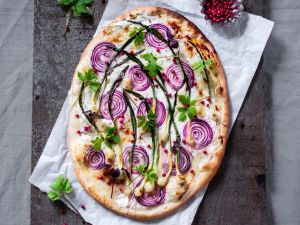 Flammkuchen mit Frühlingskräutern Rezept
