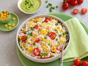 Fruchtiger Reissalat mit Ananas, Mais, Kirschtomaten und Erbsen-Dip Rezept