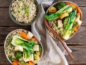 Fruchtiges Gemüse-Tofu-Curry mit Limettenreis Rezept