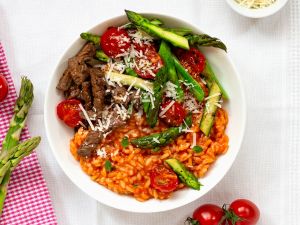 Fruchtiges Tomaten-Risotto mit Spargel und Rindfleischstreifen Rezept