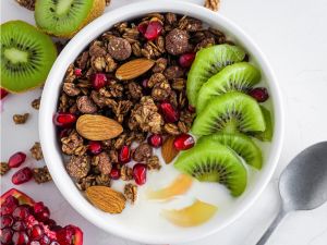 Frühstücksbowl mit ACTIVIA griechischer Art Honig Rezept