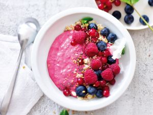 Frühstücksbowl mit Beeren Rezept