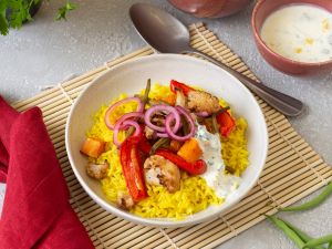 Garam-Masala-Bowl mit Kurkuma-Reis, Ofengemüse und Joghurt-Dip Rezept