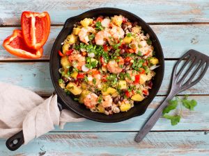 Garnelen-Reis-Pfanne mit Mango, Bohnen und Paprika Rezept