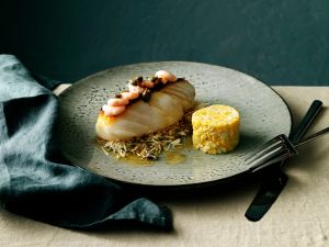 Gebratener Skrei mit Shrimps-Kapern-Topping und Eipuffer Rezept