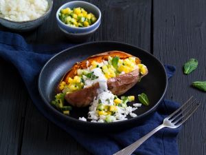 Gefüllte Süßkartoffeln mit Kamalis-Reis und Mango-Limetten-Salsa Rezept