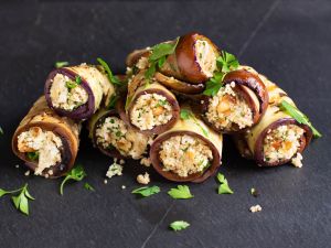 Gegrillte Auberginenröllchen mit Walnuss-Feta-Füllung Rezept